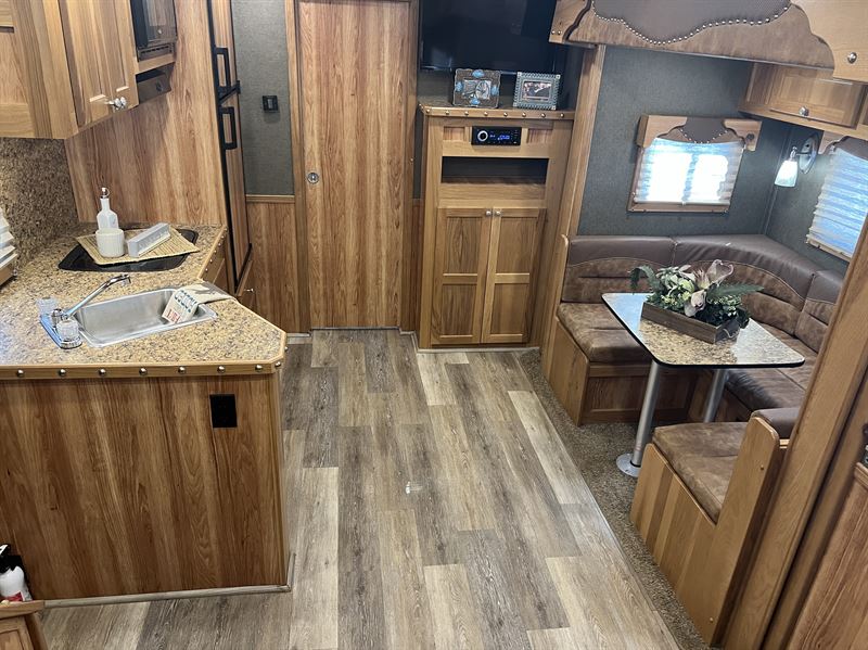 2020 smc laramie 16' livestock 13' living quarters