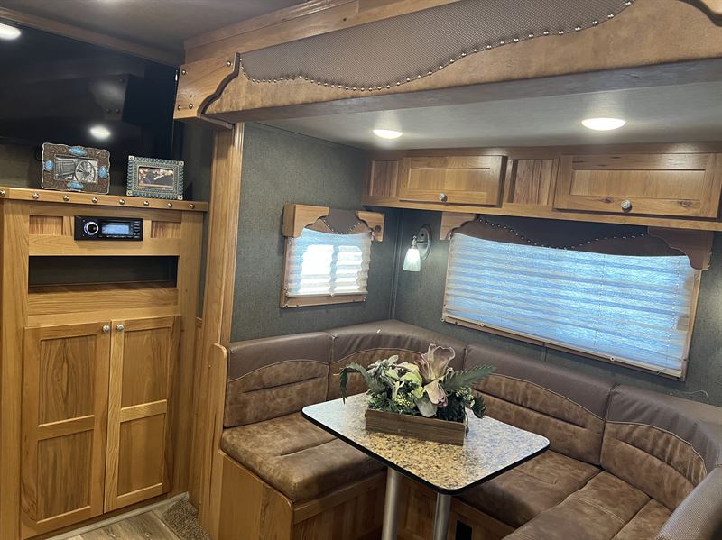 2020 smc laramie 16' livestock 13' living quarters
