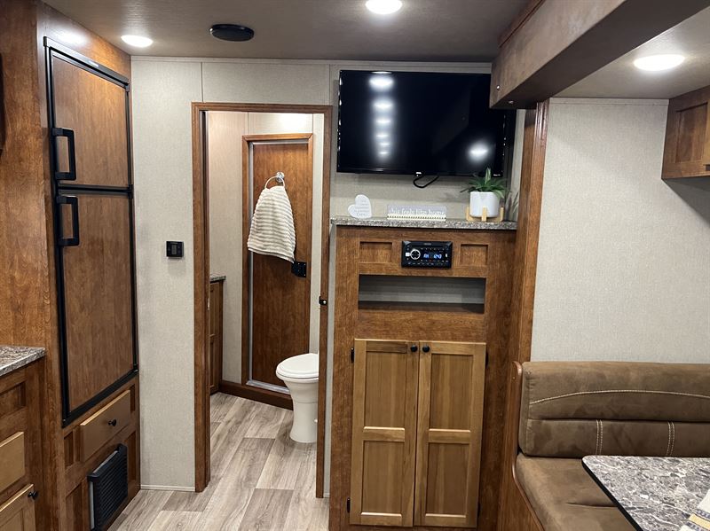 2023 smc 3 horse 13' living quarters