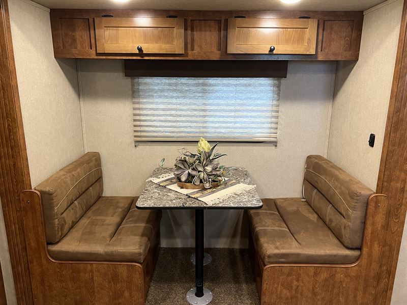 2023 smc 3 horse 13' living quarters