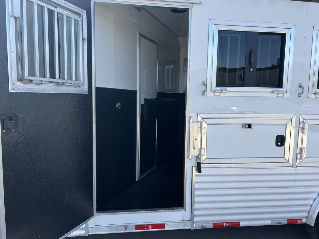 2024 Bison ranger 4 horse side load 16' living quarters