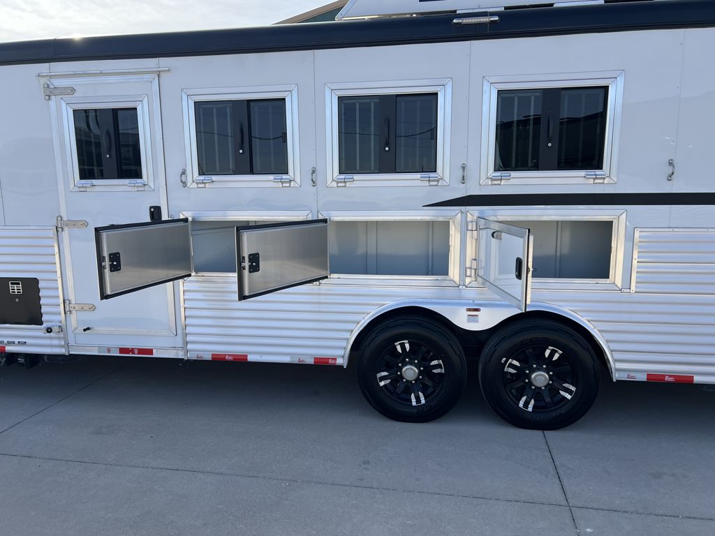 2024 Bison ranger 4 horse side load 16' living quarters