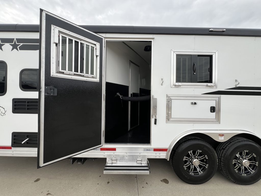 2026 Bison silverado 2 horse 9' living quarters