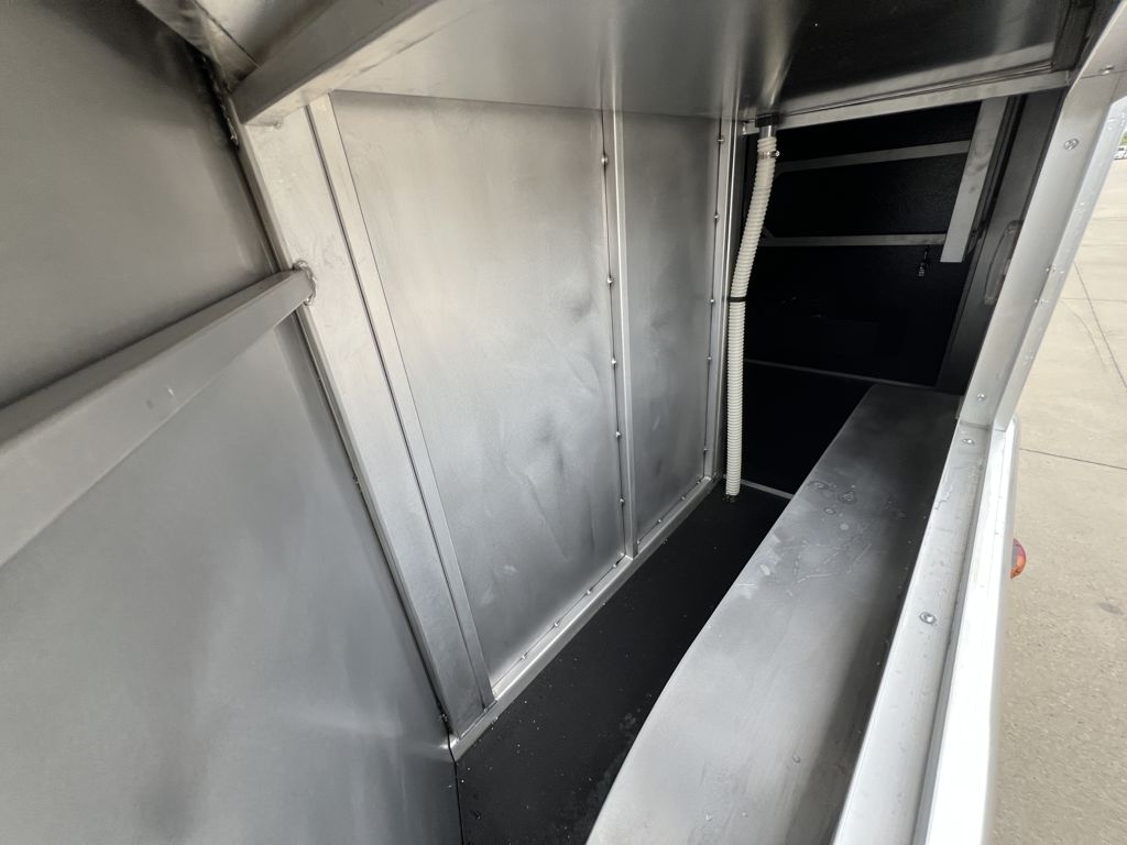 2026 Bison silverado 2 horse 9' living quarters