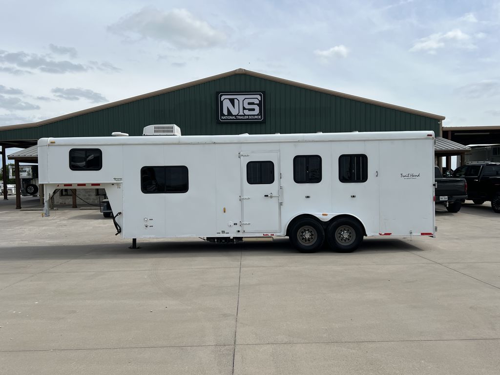 2011 Bison trail hand 3 horse 8' living quarters