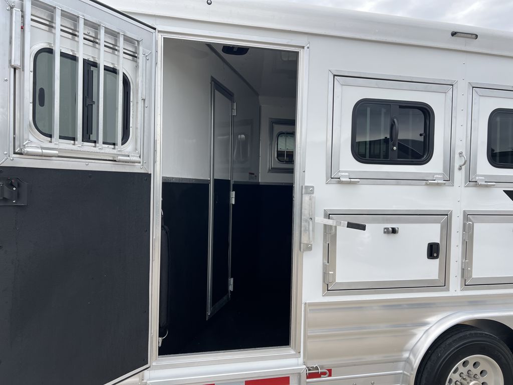 2027 Lakota legacy 4 horse 17' living quarters