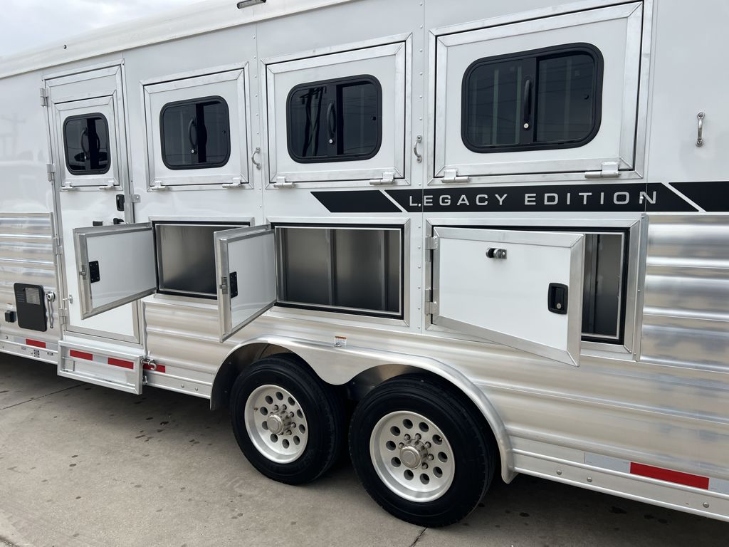2027 Lakota legacy 4 horse 17' living quarters