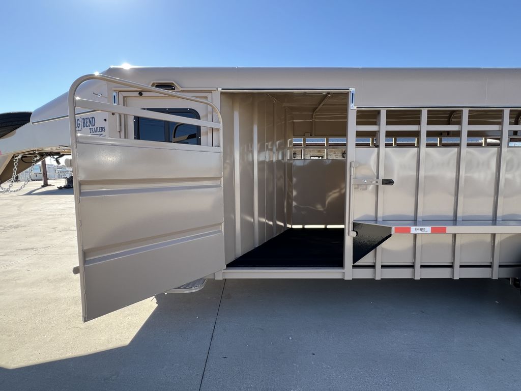 2026 Big Bend 24' livestock with trainers split tack