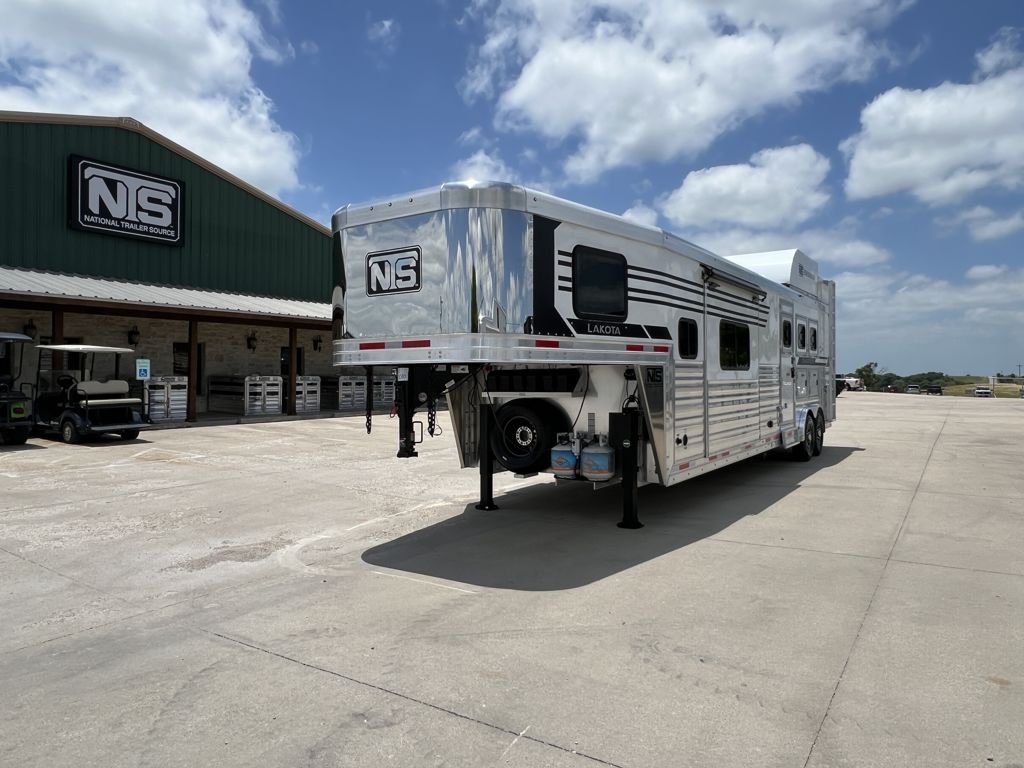 2027 Lakota charger 3 horse 14' living quarters