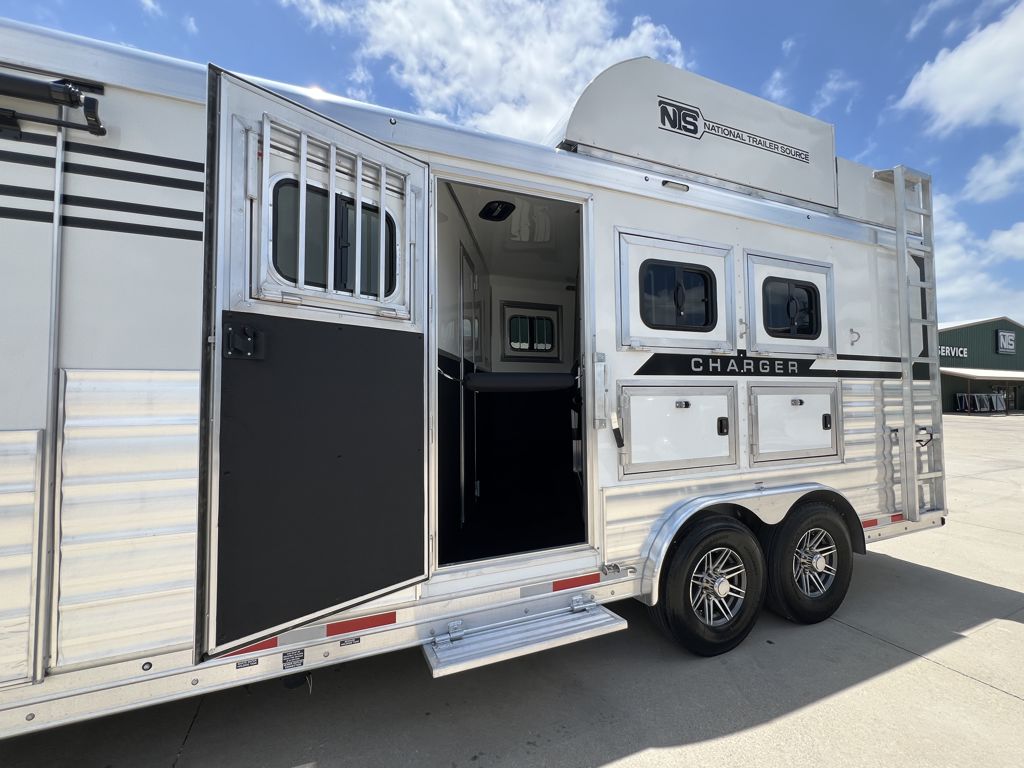 2027 Lakota charger 3 horse 14' living quarters