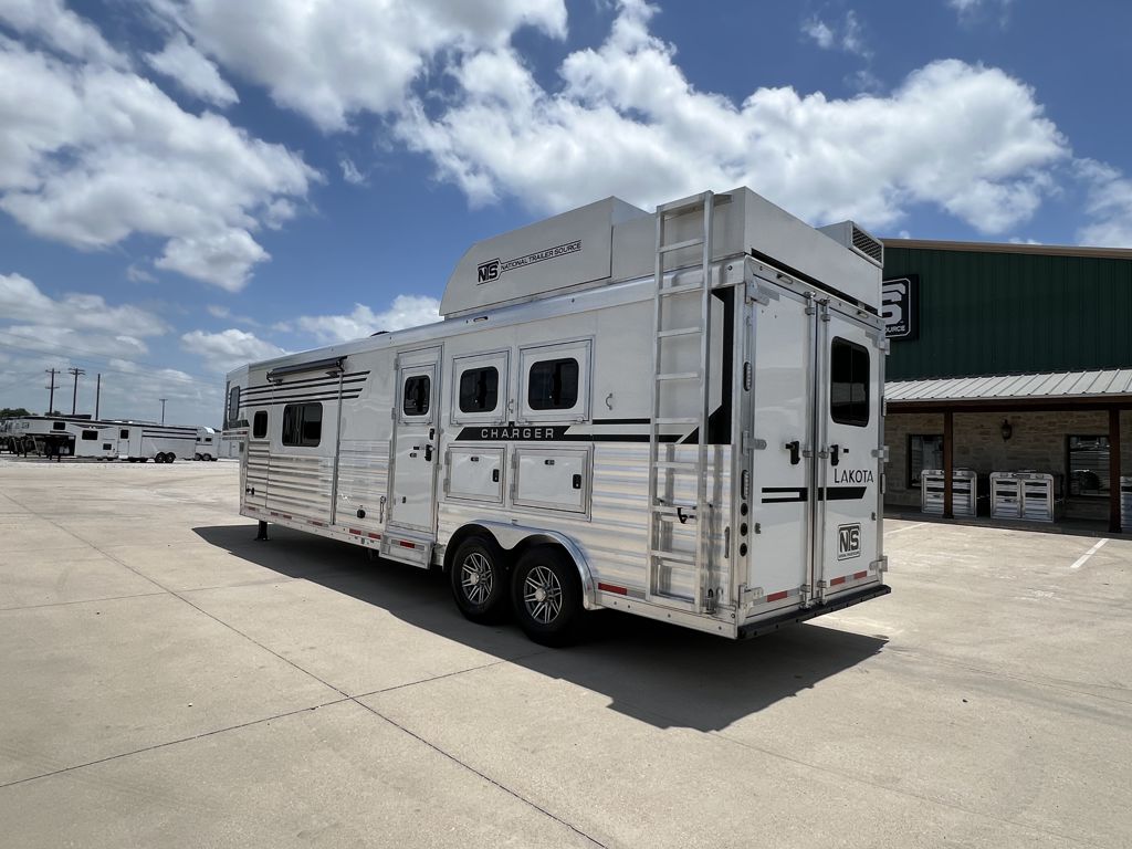 2027 Lakota charger 3 horse 14' living quarters
