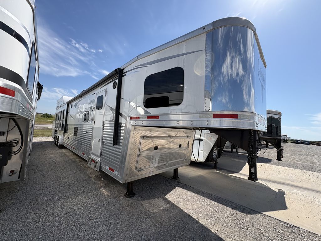 2020 Lakota Trailers Bighorn 4 Horse 19' Living Quarters