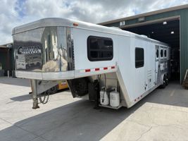 2007 3 horse Cimarron 3 Horse Slant Load 10' Living Quarters