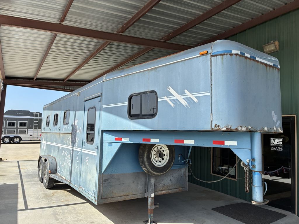 1998 Featherlite 3 Horse Gooseneck Trailer