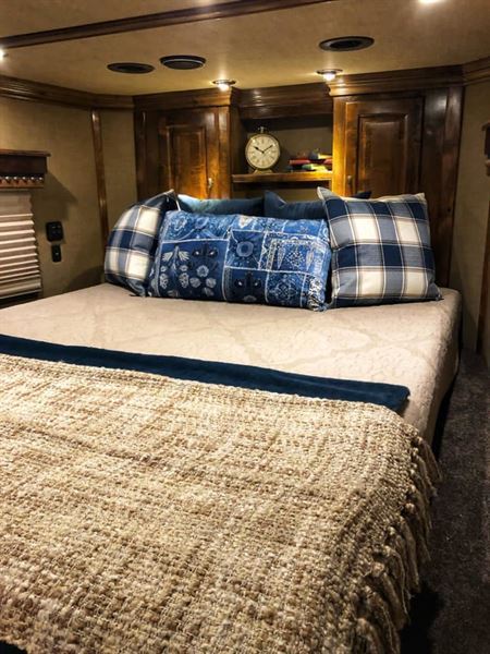 2025 Platinum Coach Outlaw 4H Side Load,19' SW, 50 AMP Outlaw Couch/Di