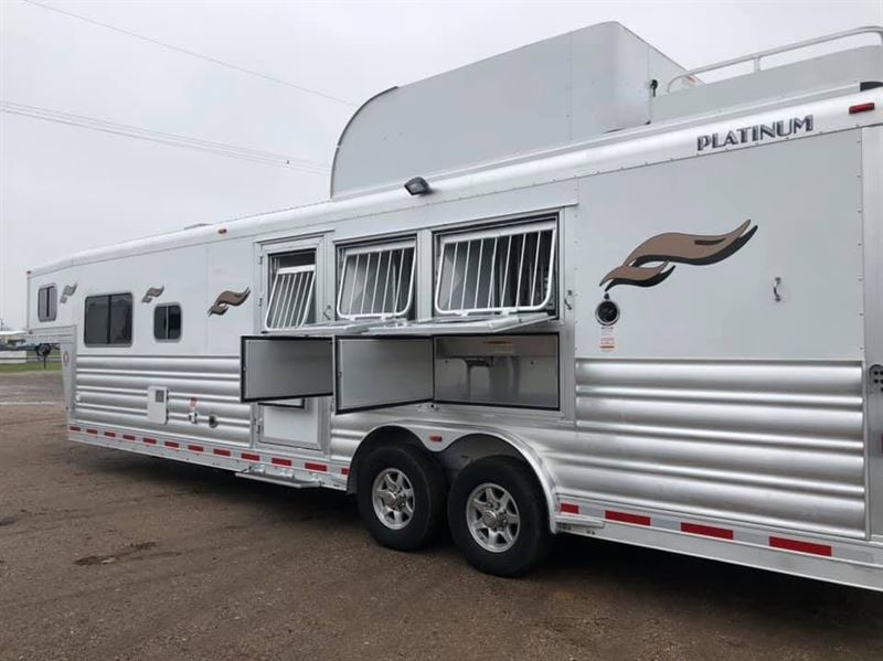 2024 Platinum Coach outlaw 3 horse 12'8" sw side load + outlaw