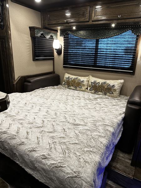 2023 Platinum Coach outlaw 4h 15' 8 sw slide + tri-fold sofa sleep 4,