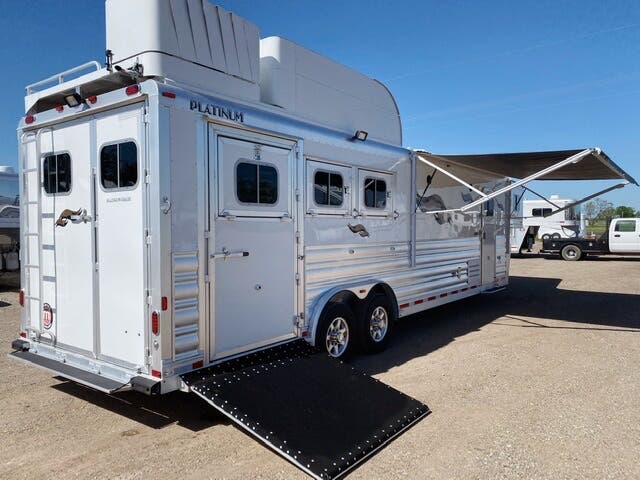 2025 Platinum Coach outlaw 3 horse 12'8" side load withcouch & corner