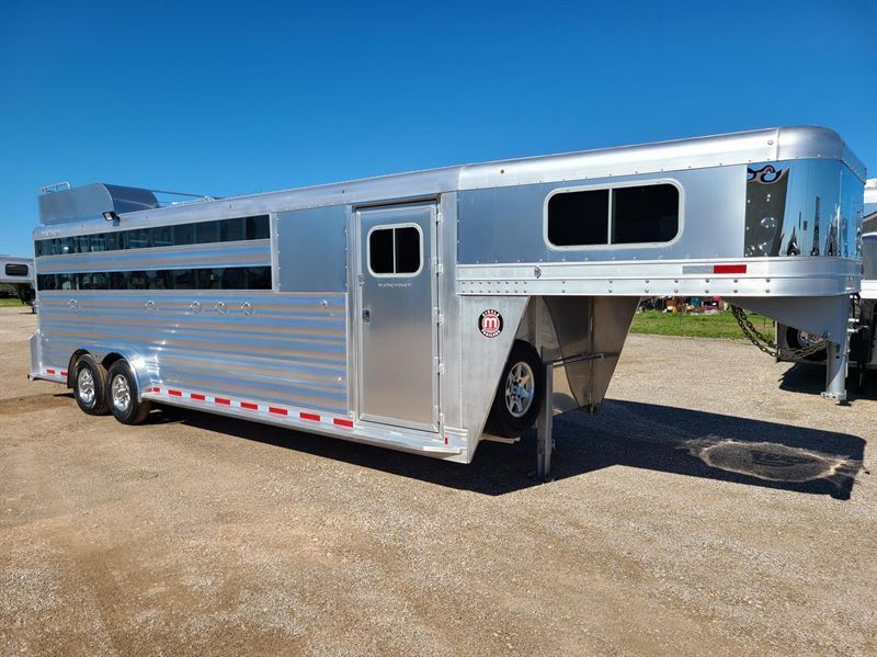 2024 Platinum Coach 25' stock combo 7'6" wide..swing out saddle rack!