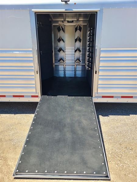 2024 Platinum Coach 32' haul 4, 5, 6, 7...box stalls!!