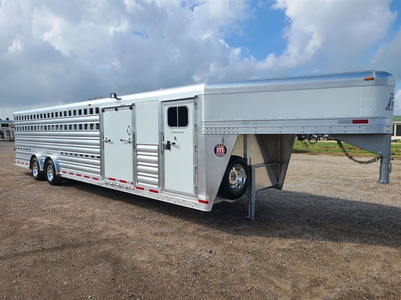 2025 Platinum Coach 33' spread axle show stock + 2 sliding gates!!