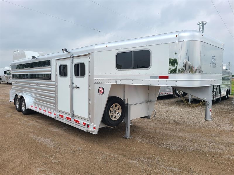 2025 Platinum Coach perfect side tack, haul 4, 5, or 6!!!