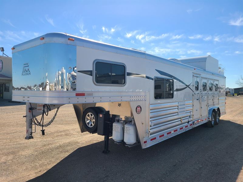 2025 Platinum Coach outlaw 4 horse side load 10'8" sw outlaw & onan