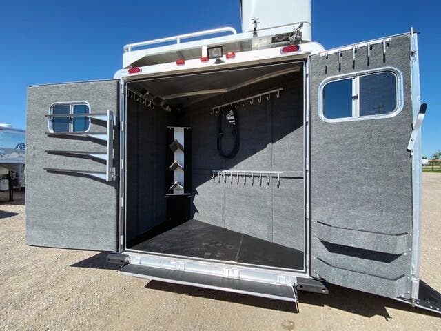 2025 Platinum Coach outlaw 3 horse 12'8" side load withcouch & corner