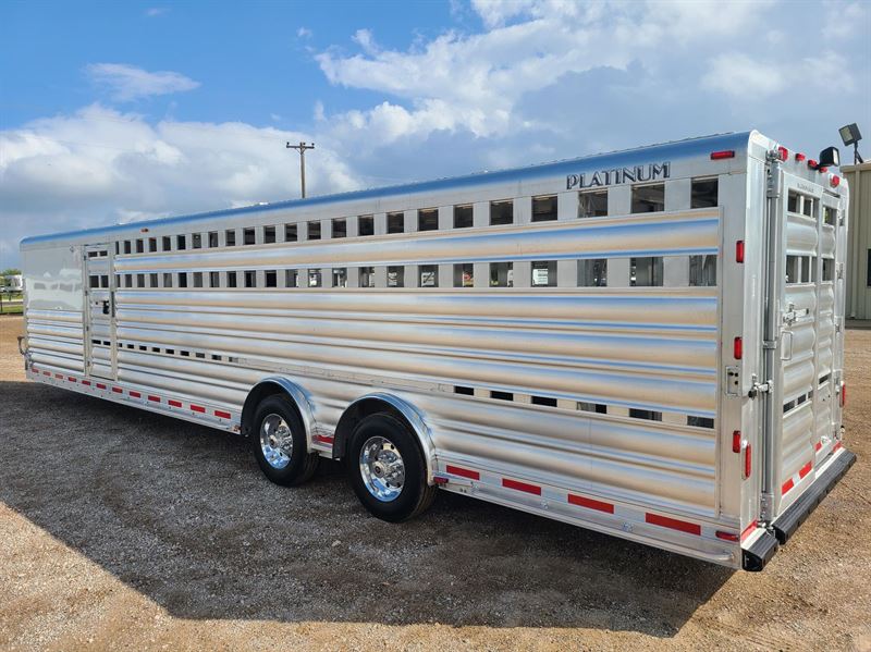 2025 Platinum Coach 33' spread axle show stock + 2 sliding gates!!