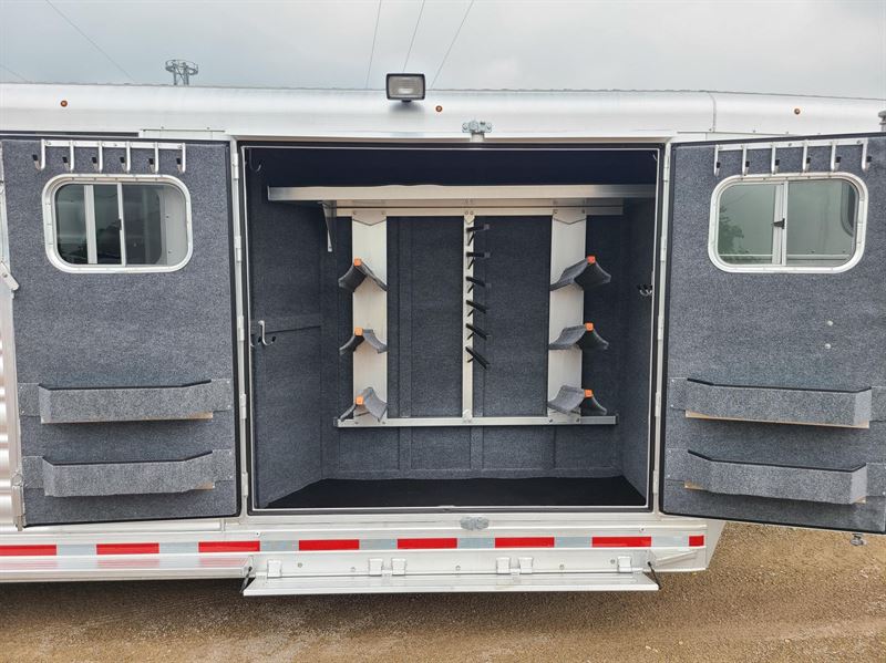 2025 Platinum Coach perfect side tack, haul 4, 5, or 6!!