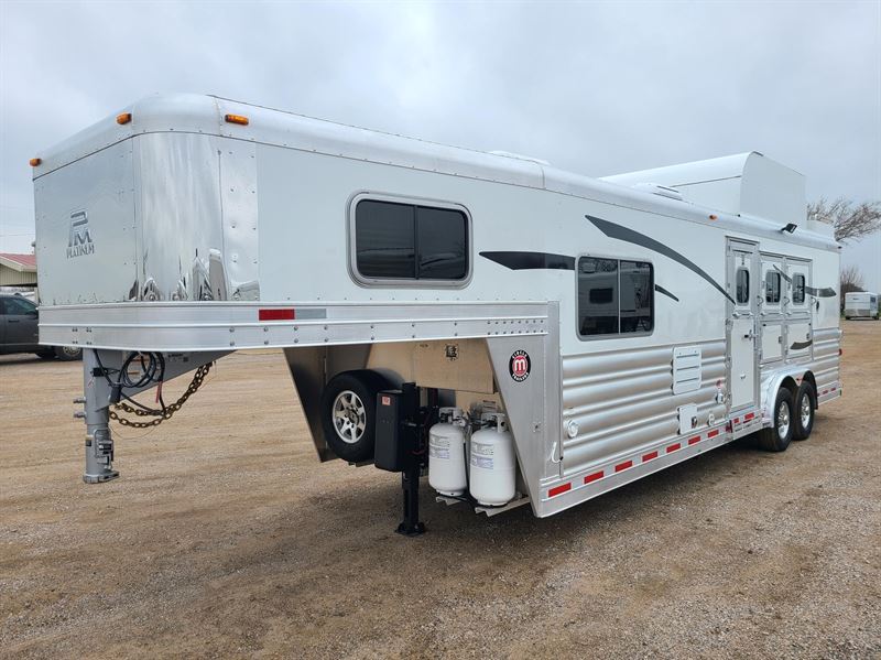 2025 Platinum Coach outlaw beautiful outlaw 3 horse 10'8" side load