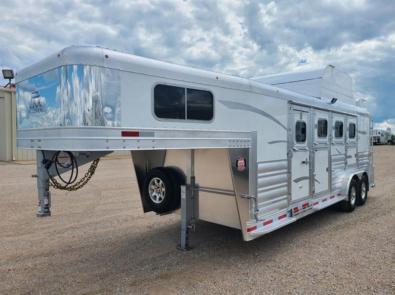 2026 Platinum Coach 4hgn w/ 4' sw mangers & dressing room