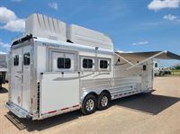 2025 3 horse Platinum Coach Outlaw 3 Horse 12'8" Side Load withCouch & Corner