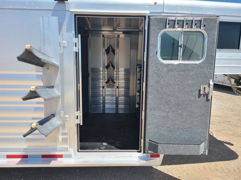 2026 Platinum Coach 4 horse 4' sw 7'6" wide swing out saddle rack