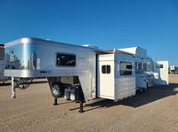 2026 4 horse Platinum Coach Outlaw 4H 10' 8" SW Outlaw SLIDE OUT & SIDE LOAD