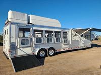 2016 5 horse Platinum Coach 12'8" Couch & Dinette