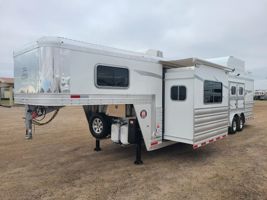 2026 4 horse Platinum Coach Outlaw 4H 10' 8" SW Outlaw SLIDE OUT & SIDE LOAD