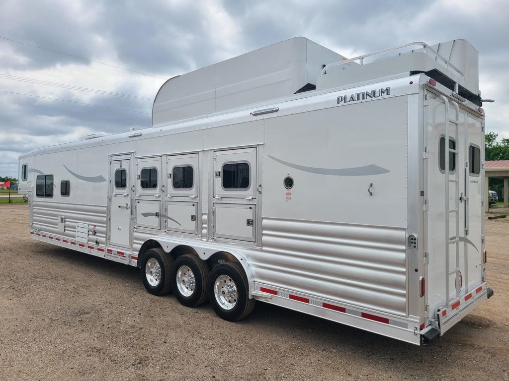 2026 Platinum Coach outlaw 4+1 14' 8" outlaw side load couch & dinette