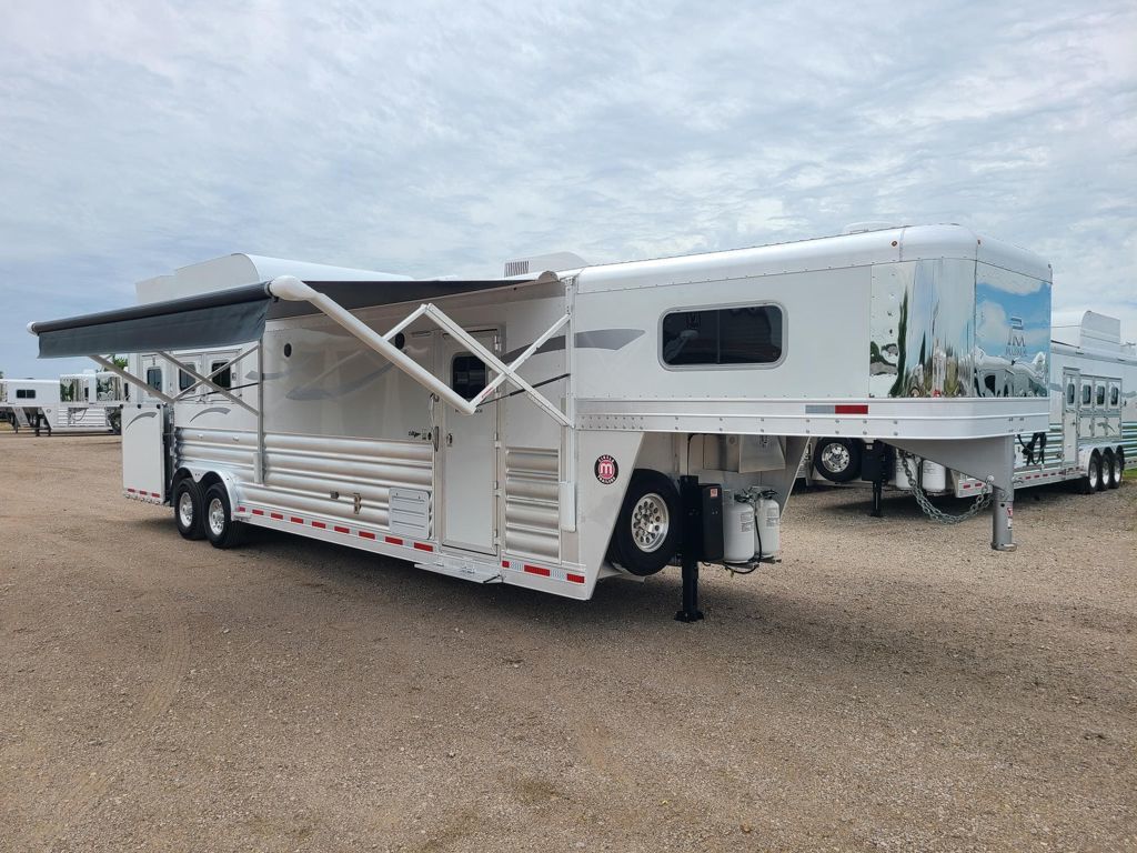 2026 Platinum Coach outlaw 3 horse 13'8" couch & 1/2 dinette side load