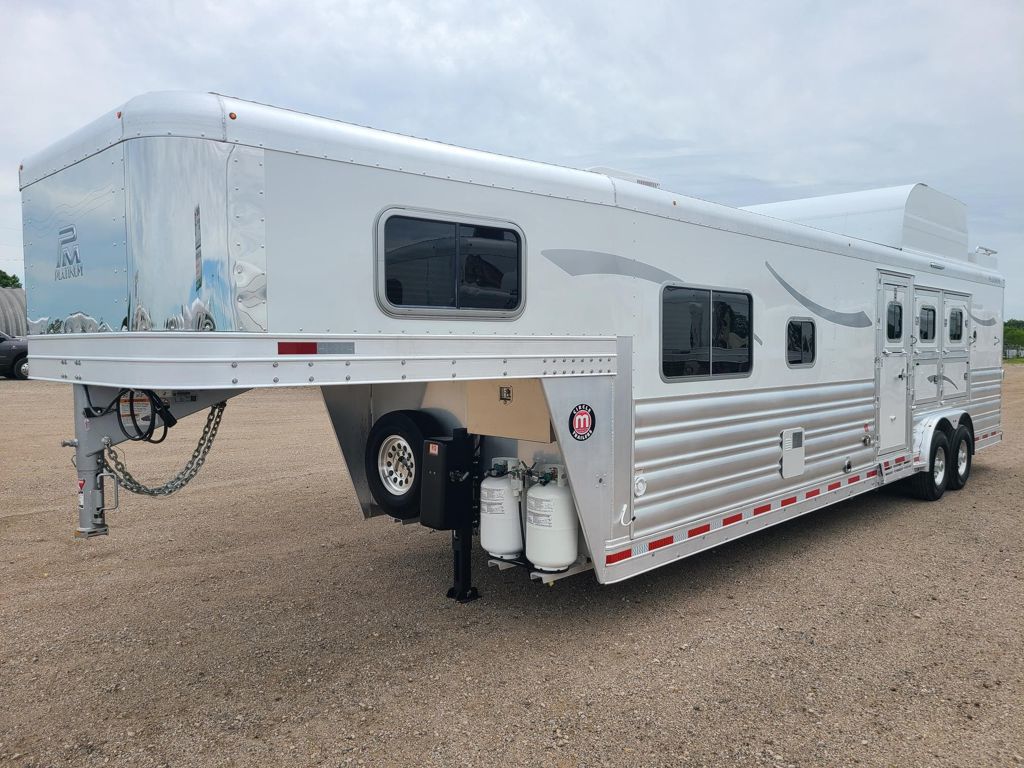 2026 Platinum Coach outlaw 3 horse 13'8" couch & 1/2 dinette side load