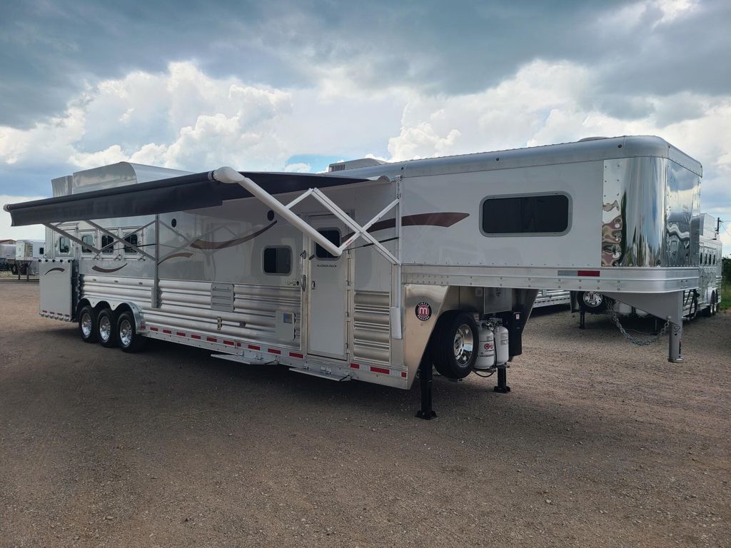 2026 Platinum Coach outlaw 5 horse 15'8" sw outlaw couch & dinette sid