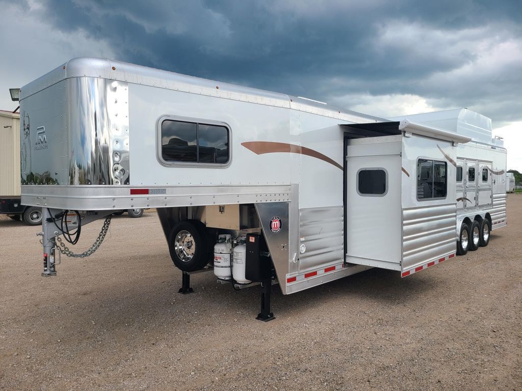 2026 Platinum Coach outlaw 5 horse 15'8" sw outlaw couch & dinette sid