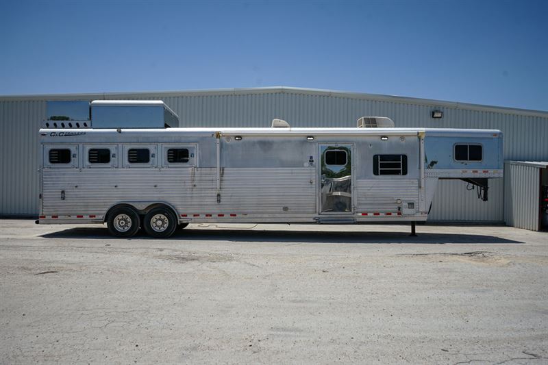 2007 C&C 4 Horse Living Quarters
