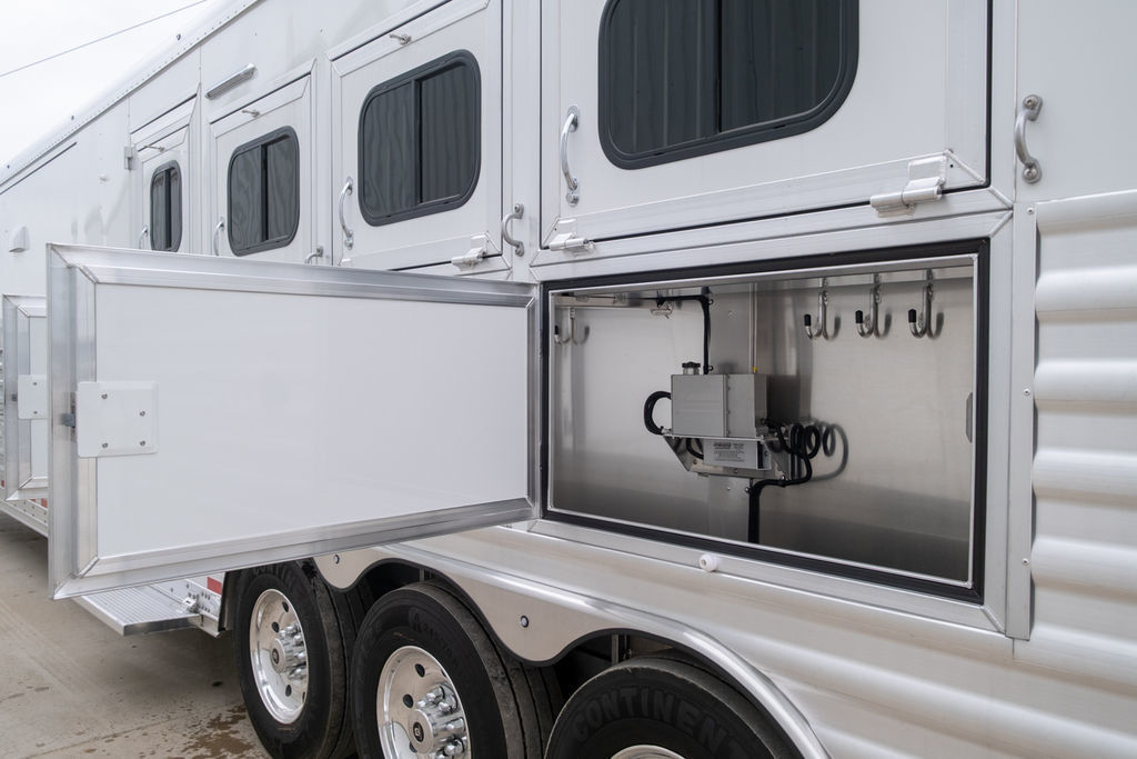 2025 Elite 4 horse 18ft living quarter trailer with slide