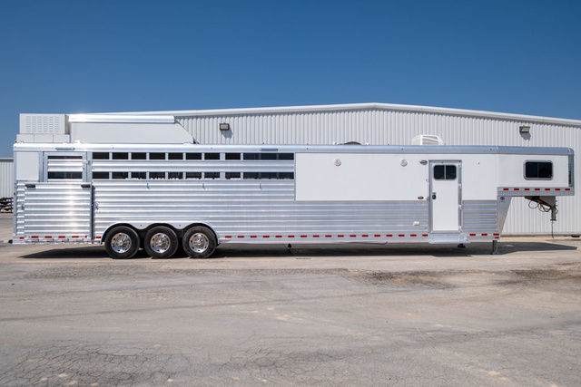 2023 Elite 5 horse side load living quarters trailer