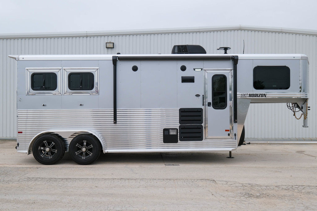 2027 Sundowner 2 horse horizon living quarters trailer