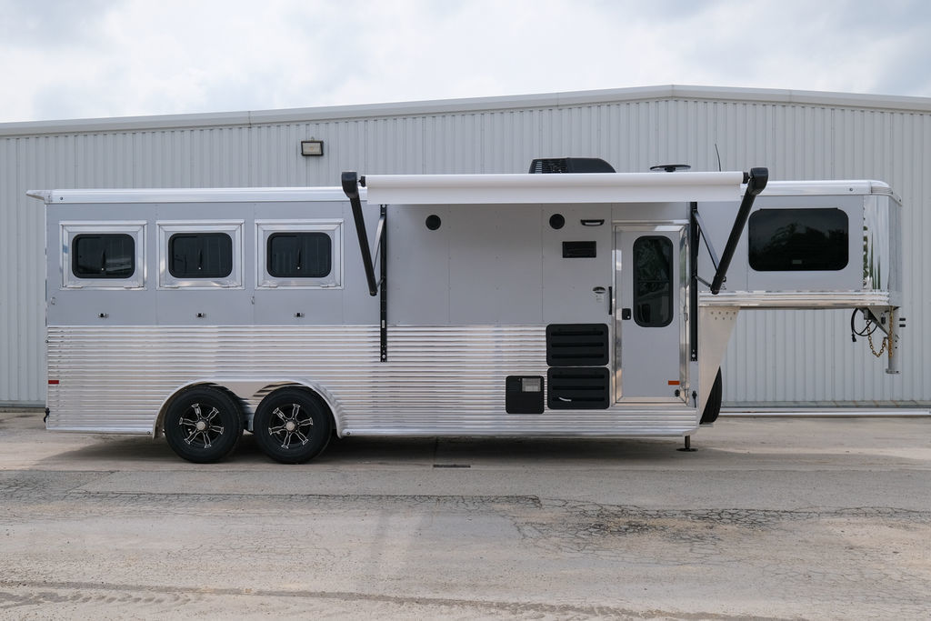 2027 Sundowner 3 horse horizon living quarters trailer