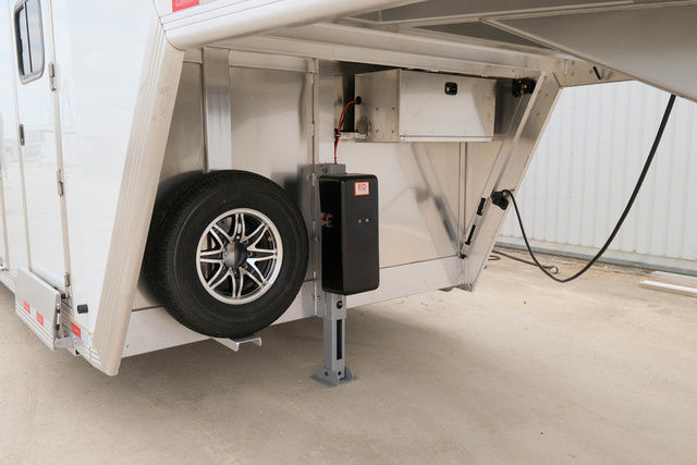 2027 Cimarron 10 pen showstar lx low pro trailer