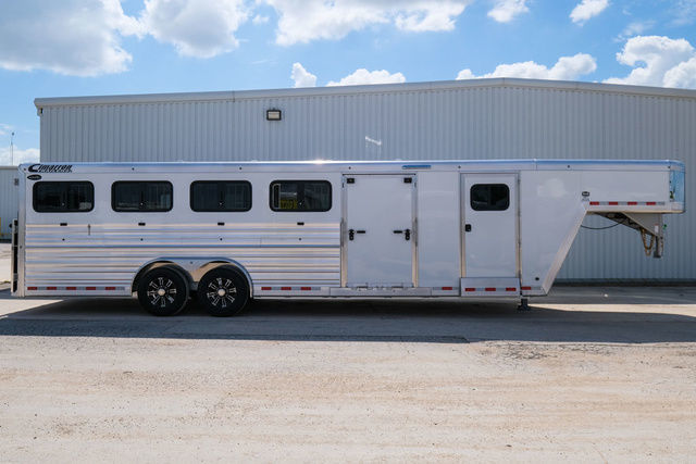 2027 Cimarron 10 pen showstar lx low pro trailer