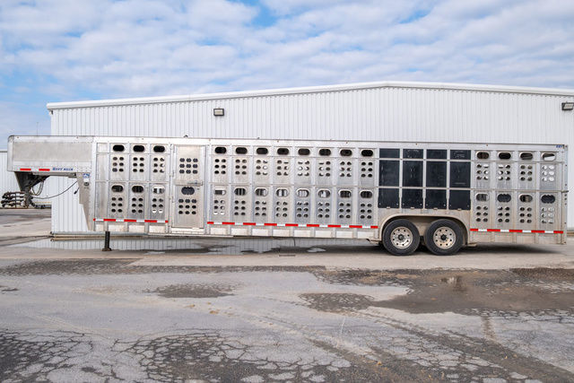2021 Eby 34 ft ruff neck 16 pen trailer